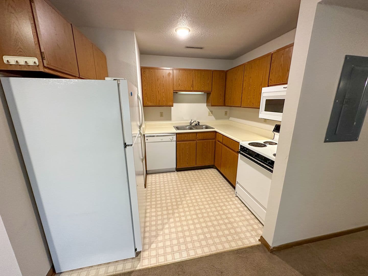 Ames Apartment: 225 N Hyland Ave