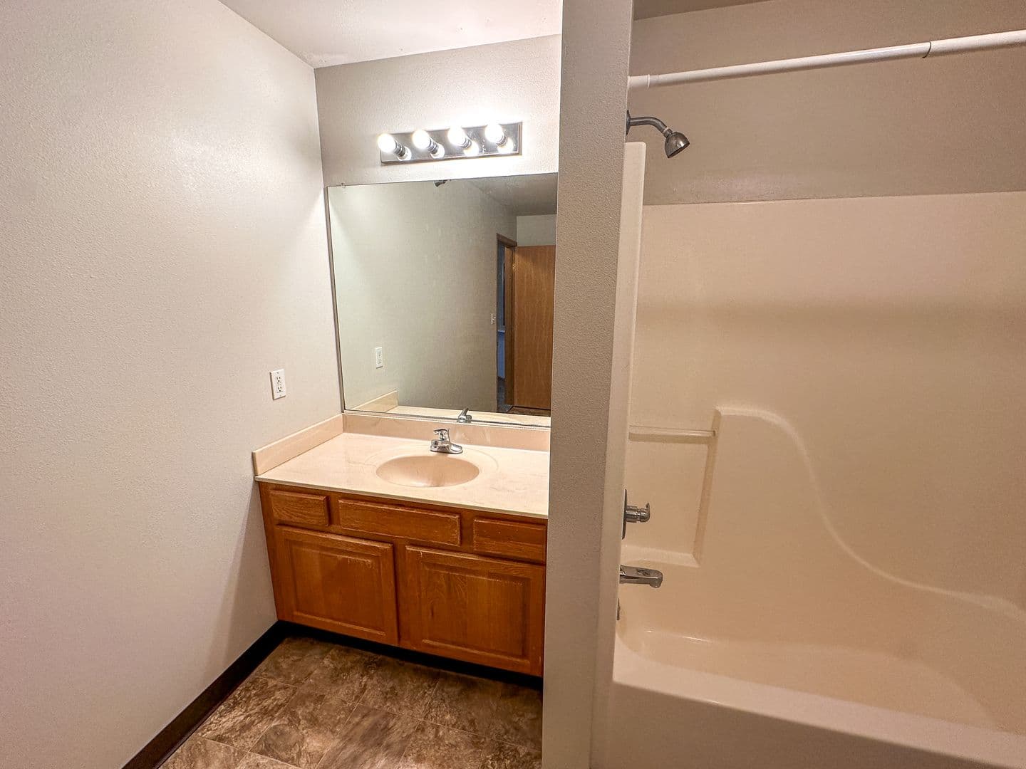 Ames Apartment: 1401 N Dakota Ave