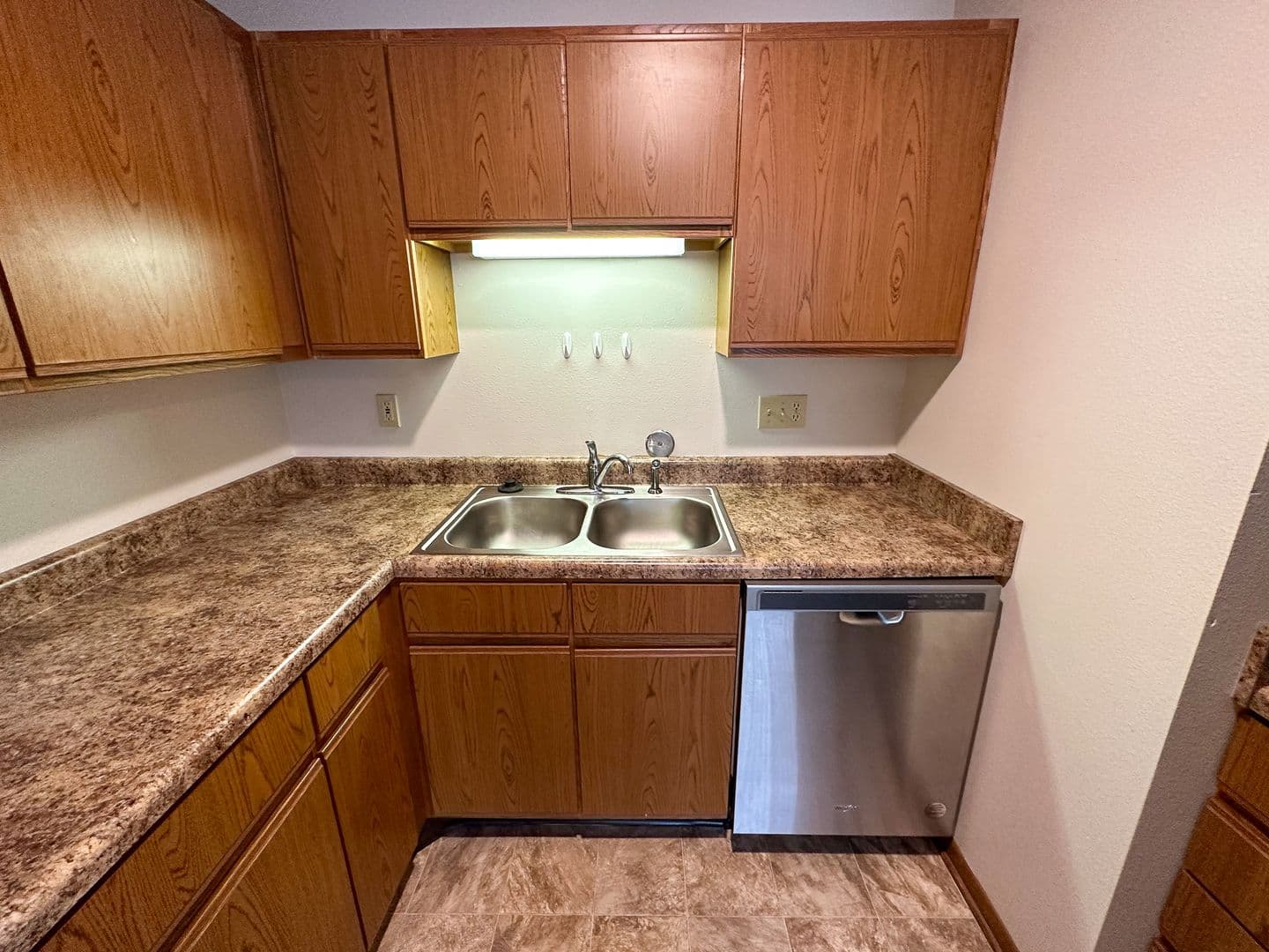 Ames Apartment: 225 N Hyland Ave
