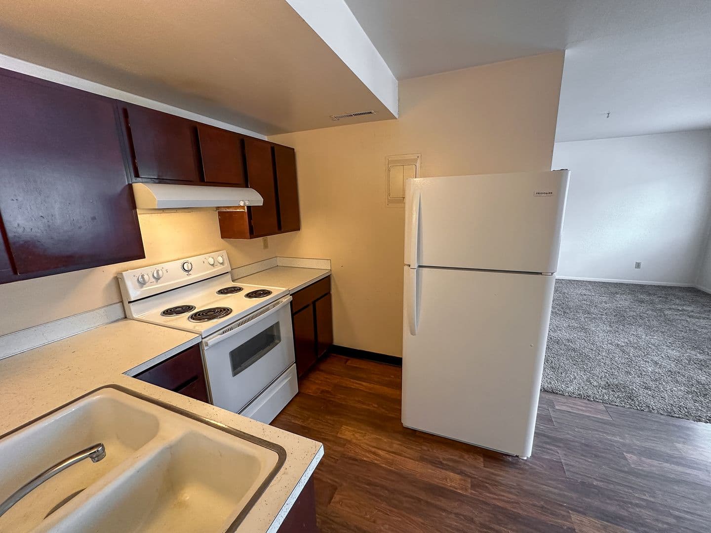 Ames Apartment: 129 S Oak Ave