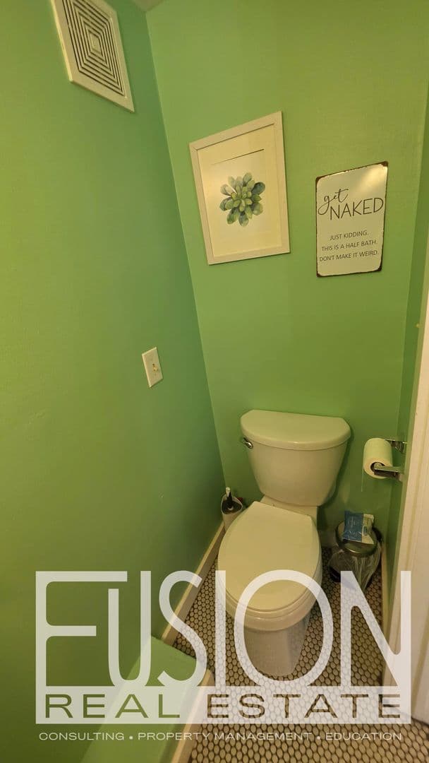 Burlington House: 446 Colchester Avenue