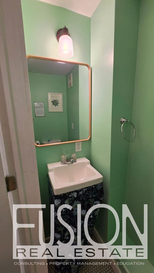 Burlington House: 446 Colchester Avenue