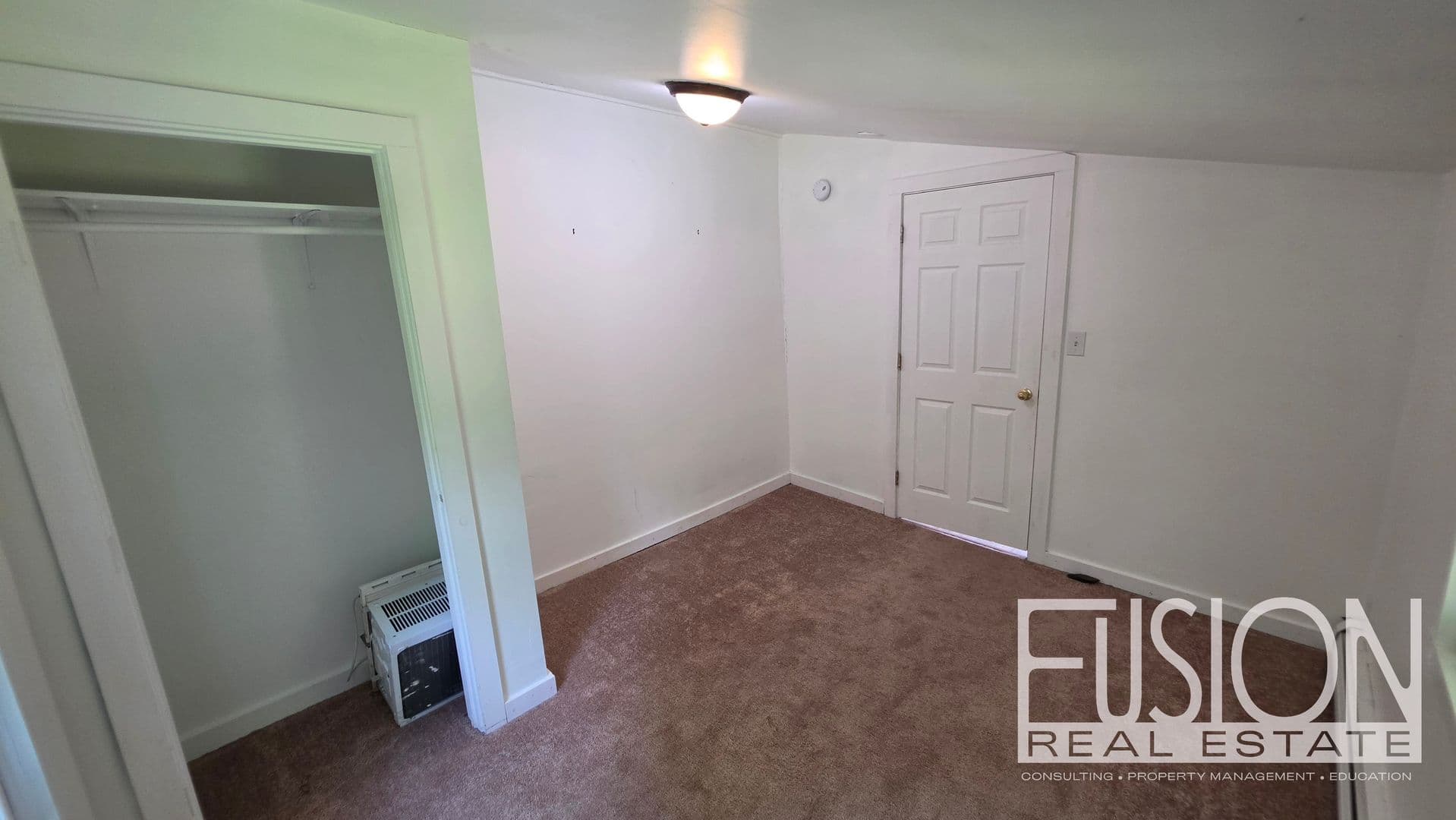 Burlington House: 446 Colchester Avenue