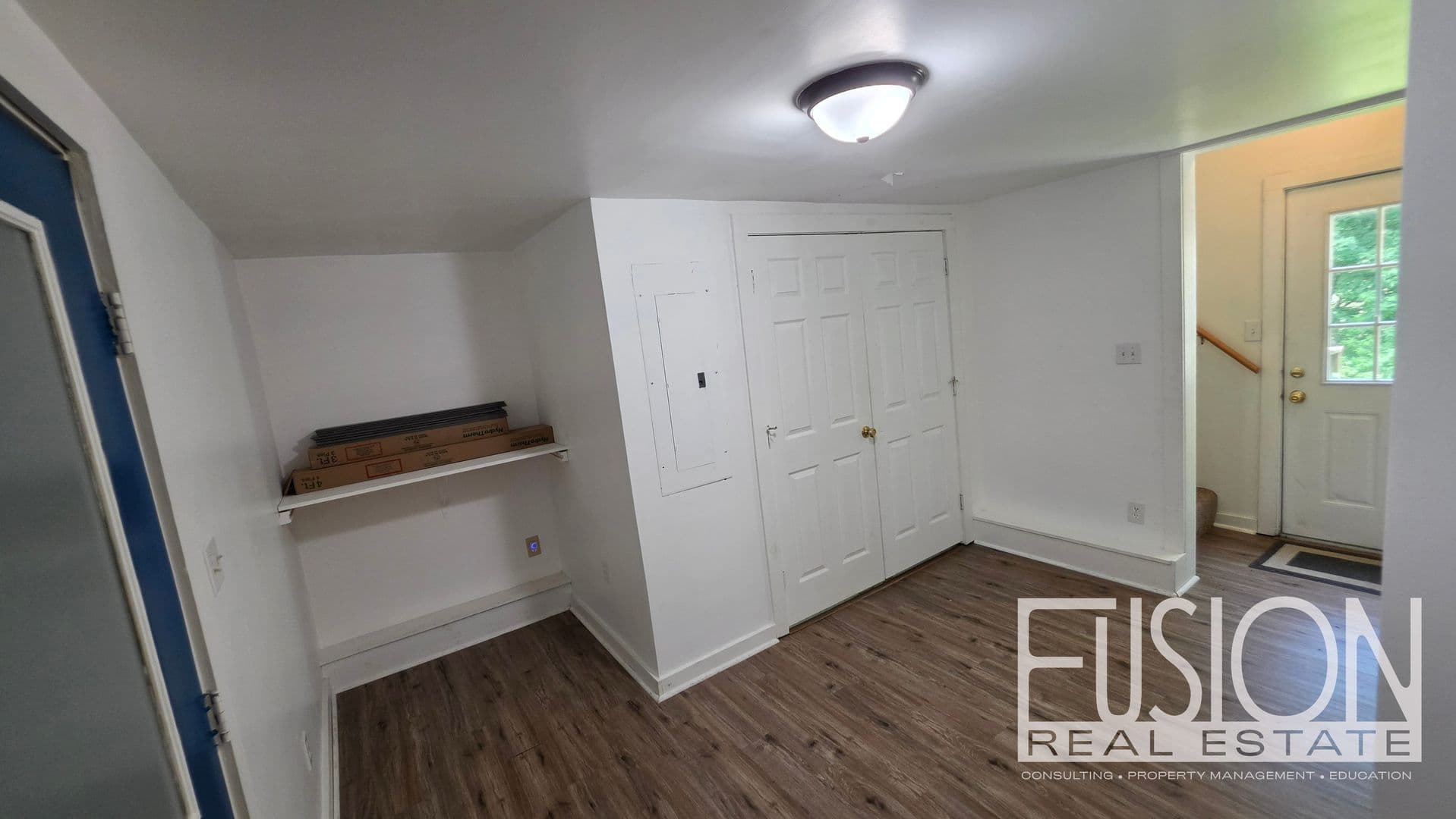 Burlington House: 446 Colchester Avenue