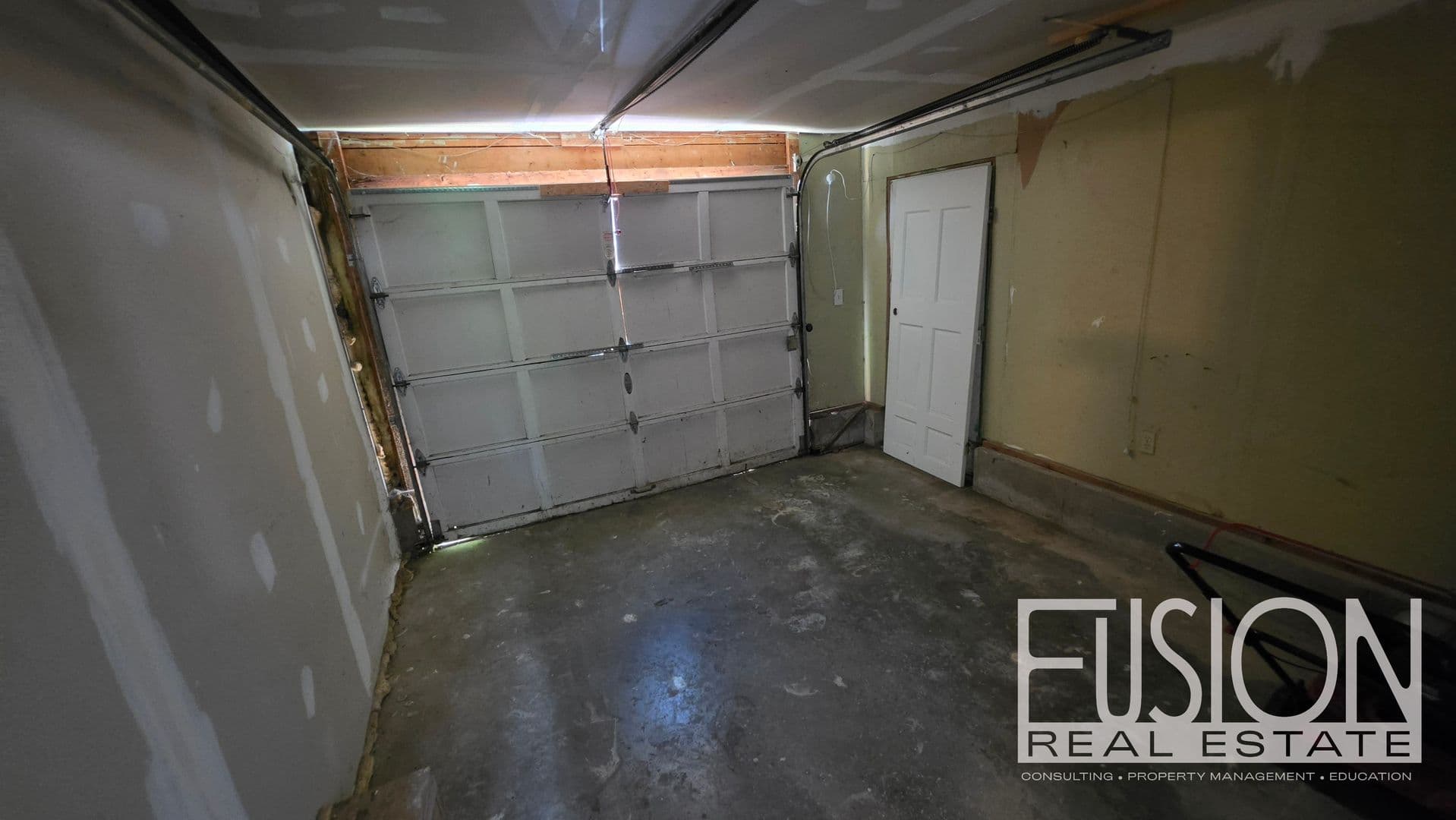 Burlington House: 446 Colchester Avenue