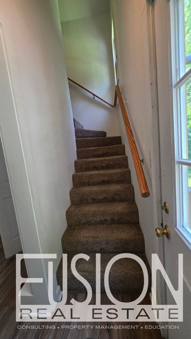 Burlington House: 446 Colchester Avenue