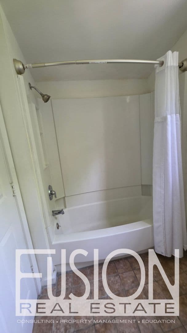 Burlington House: 446 Colchester Avenue