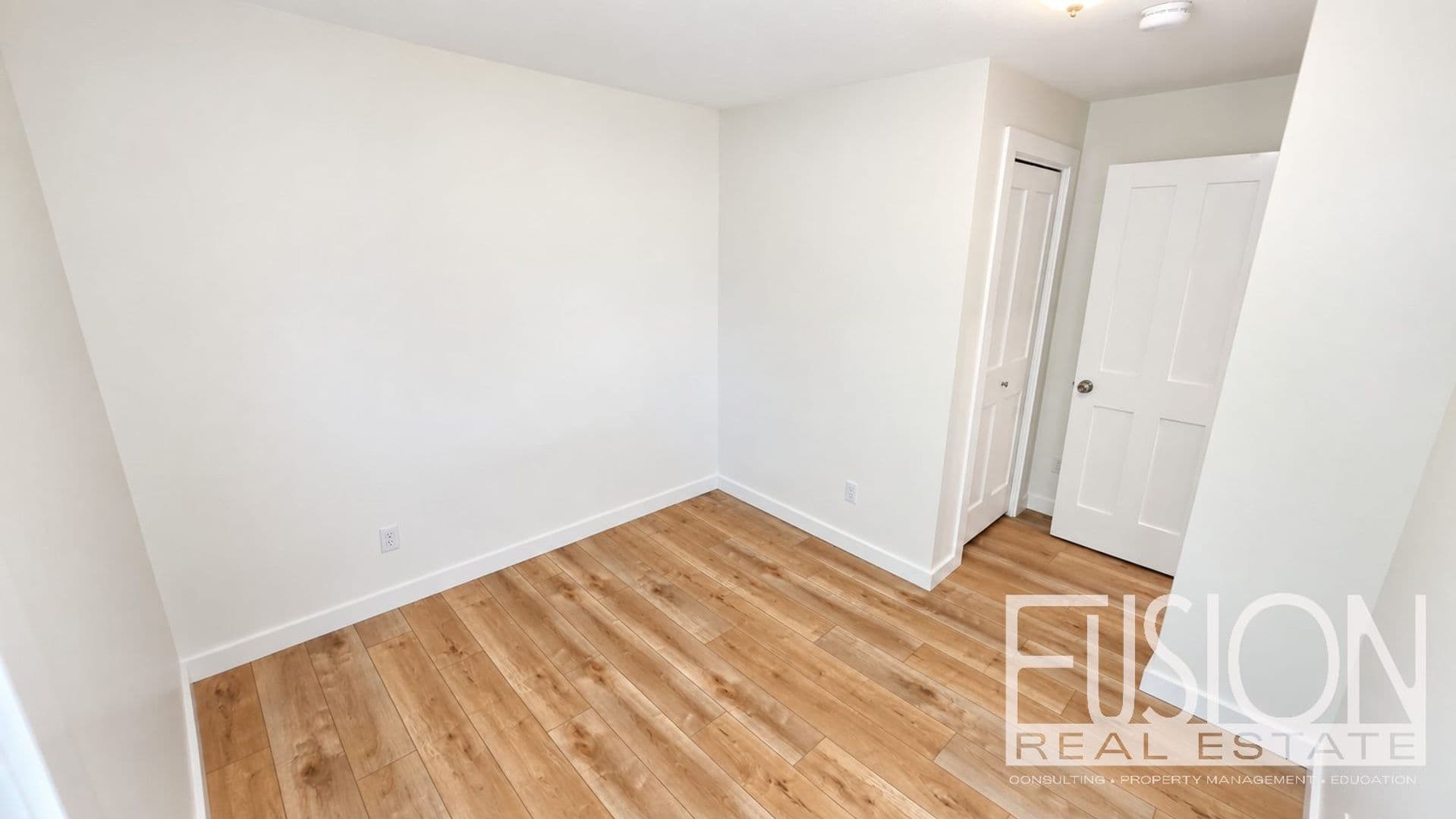 Burlington Apartment: 340 Manhattan Drive