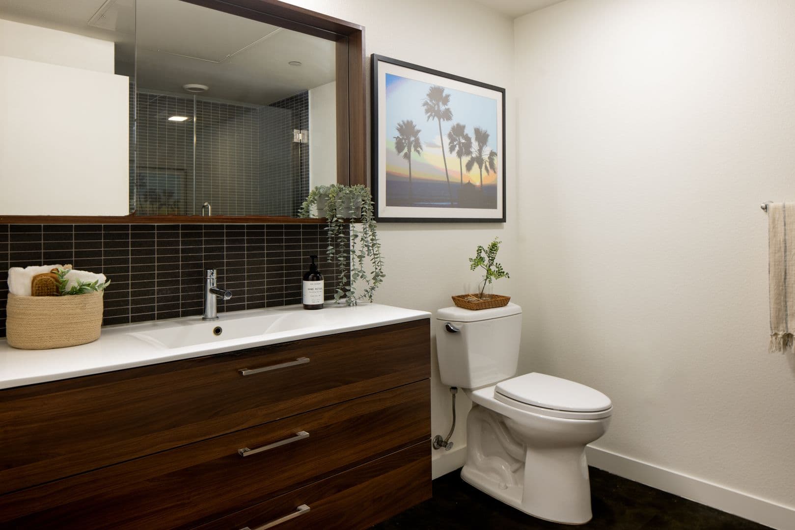 Los Angeles Apartment: 733 N Hudson Avenue