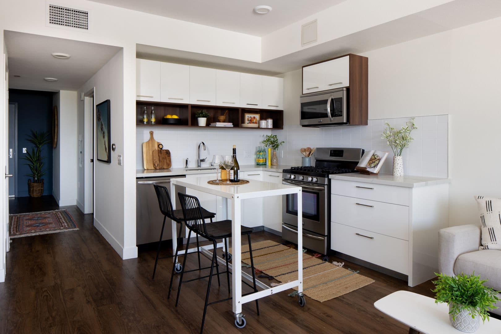 Los Angeles Apartment: 733 N Hudson Avenue