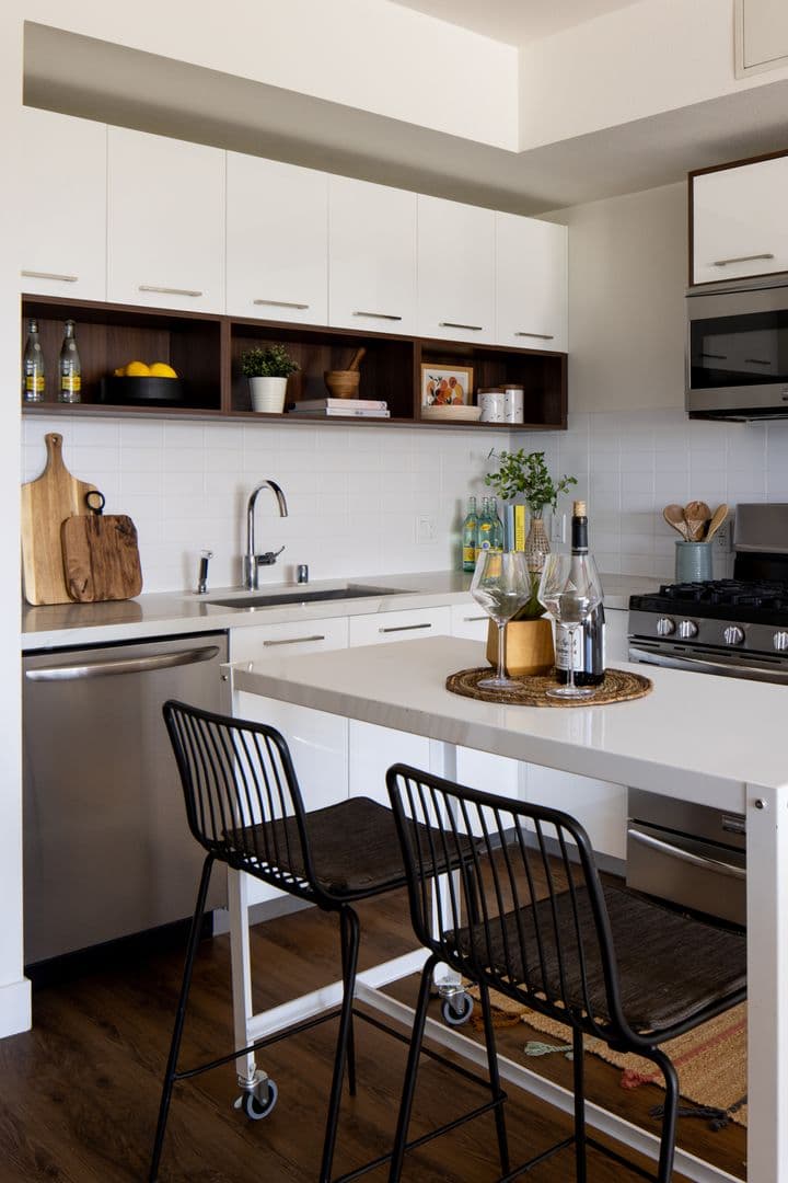 Los Angeles Apartment: 733 N Hudson Avenue