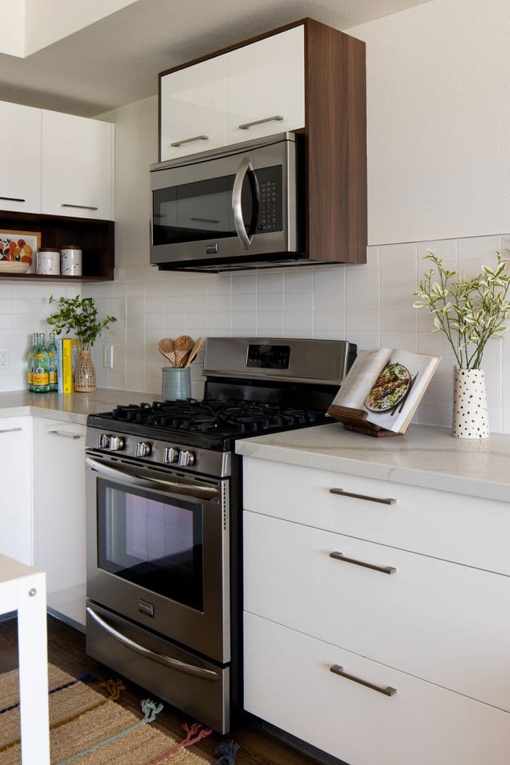 Los Angeles Apartment: 733 N Hudson Avenue