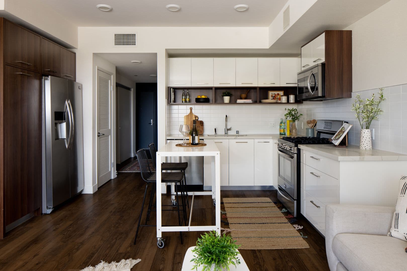Los Angeles Apartment: 733 N Hudson Avenue