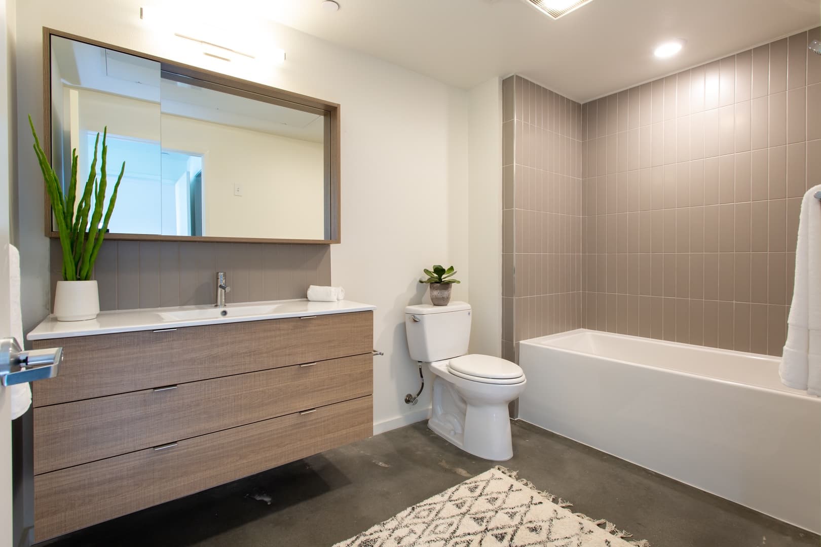 Los Angeles Apartment: 11830 Courtleigh Drive