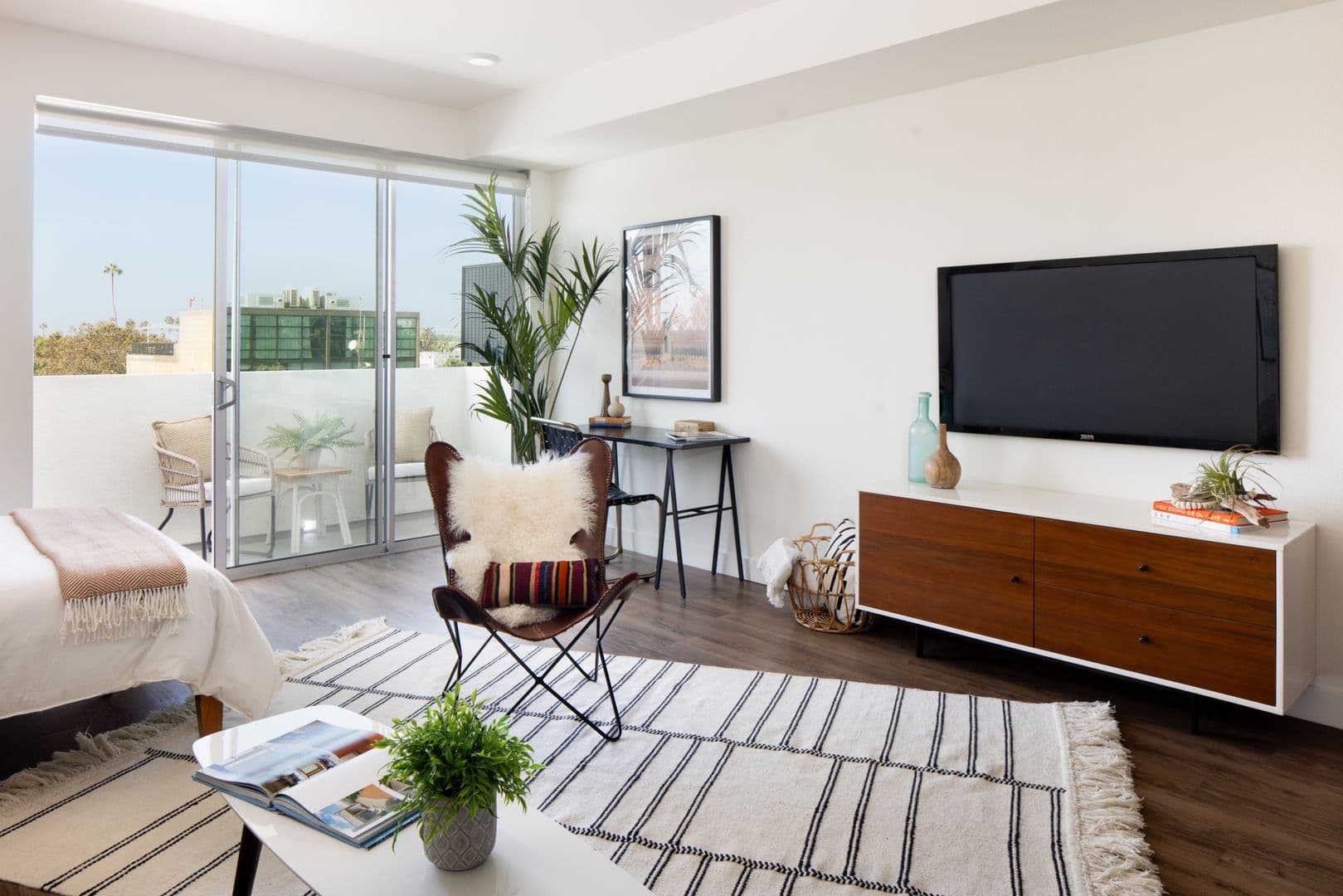 Los Angeles Apartment: 733 N Hudson Avenue