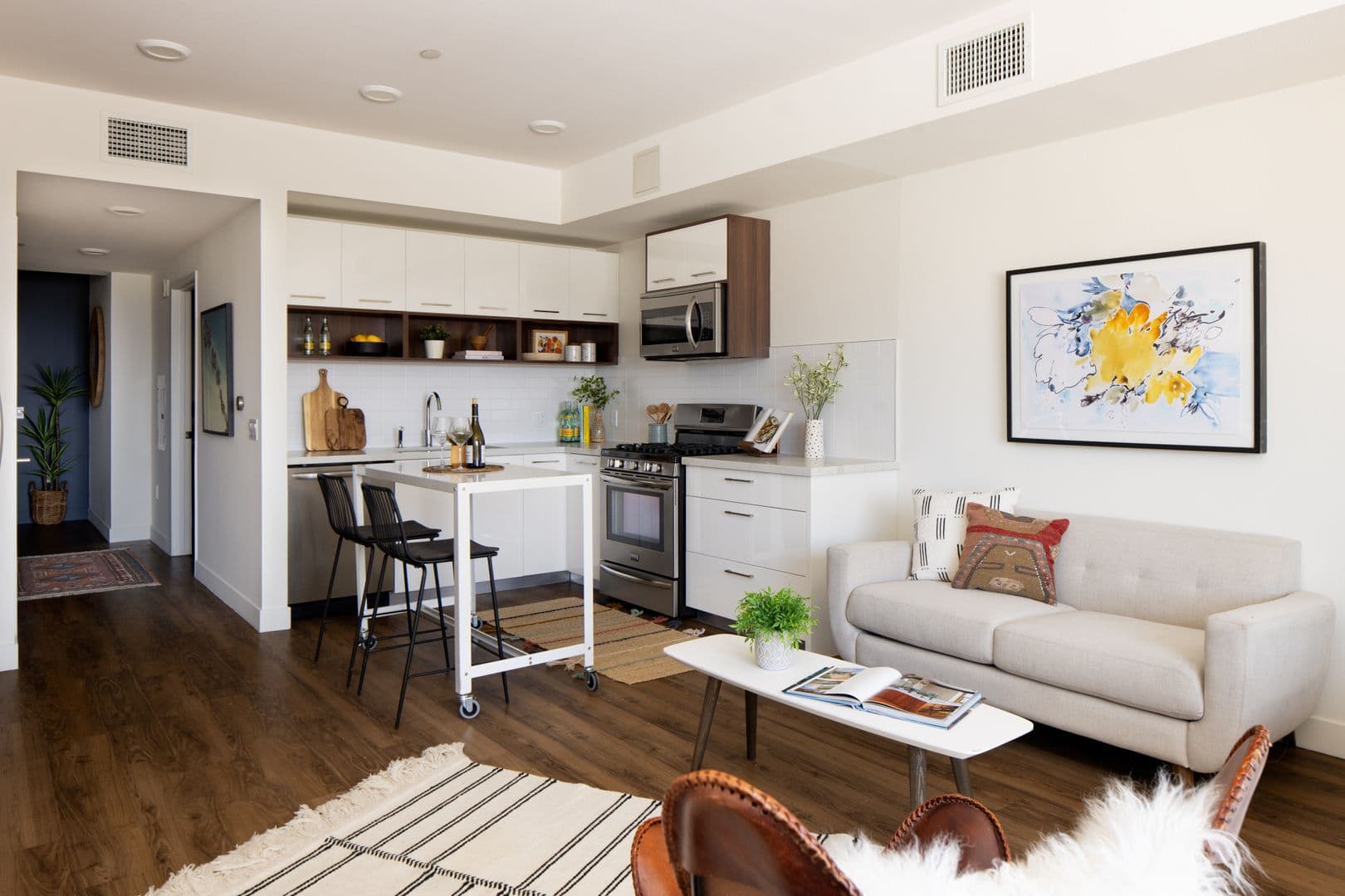 Los Angeles Apartment: 733 N Hudson Avenue