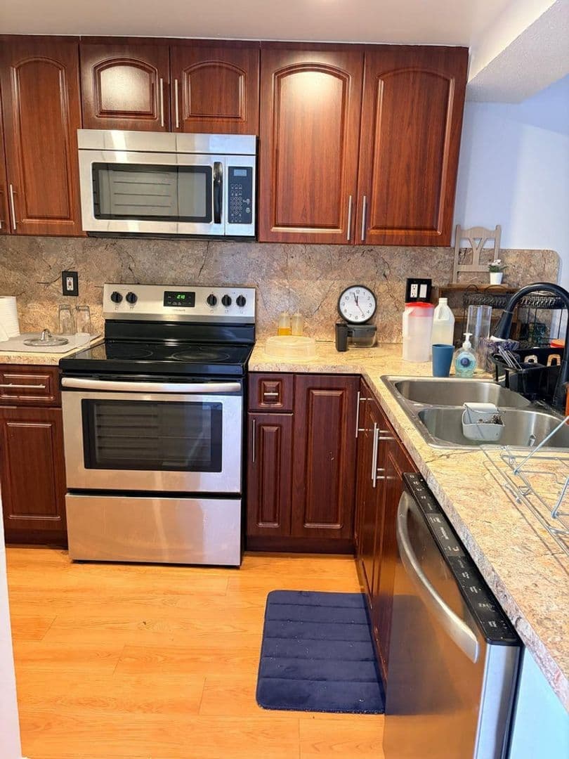 PEMBROKE PINES House: 1641 FAIRWAY RD #0