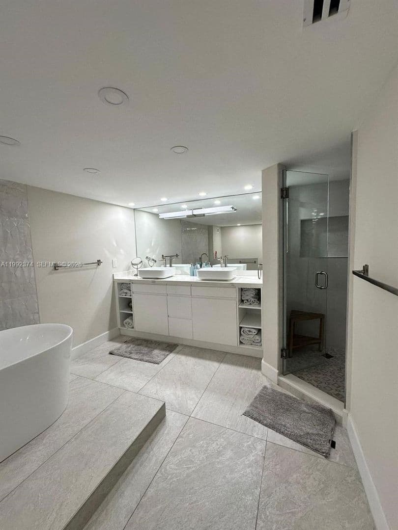 HOLLYWOOD House: 2751 S OCEAN DR #APT 508S