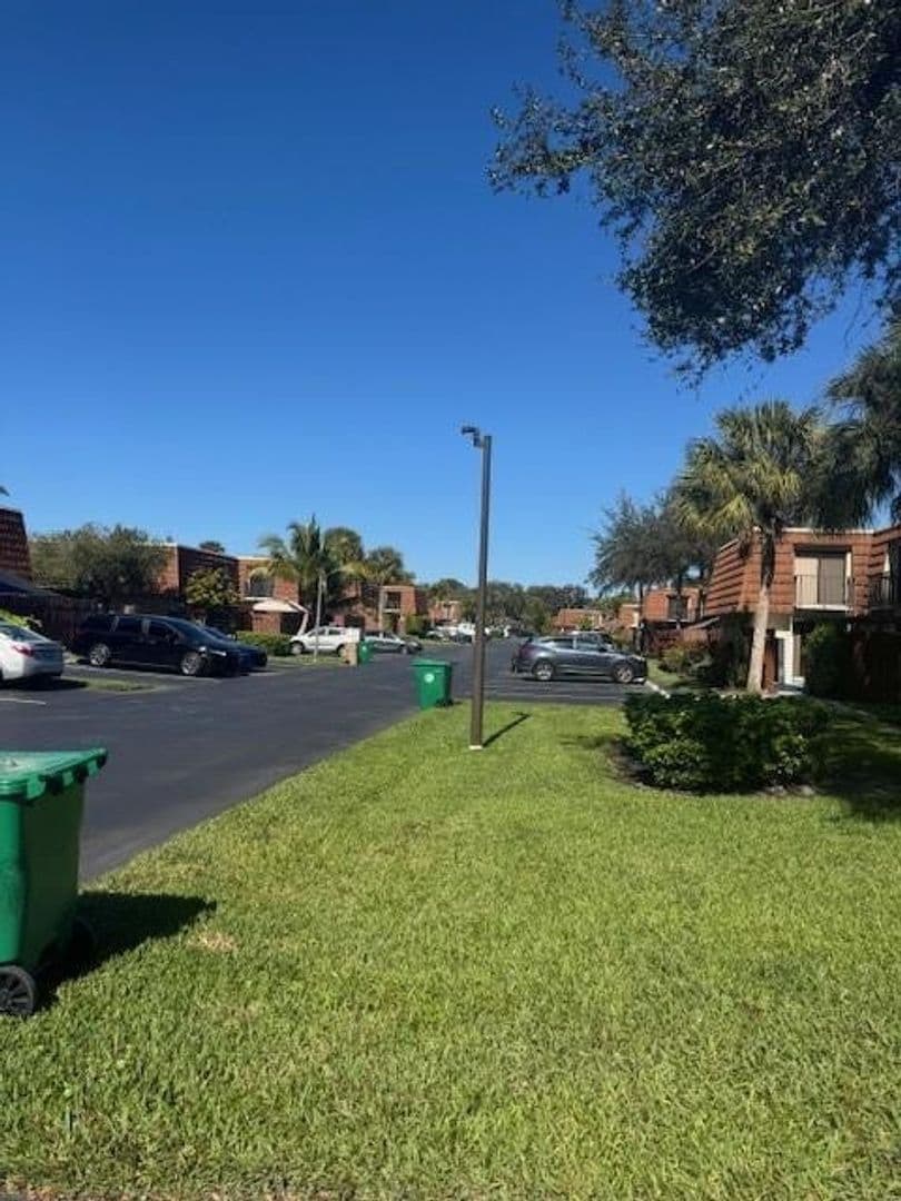 DAVIE House: 1210 SW 118TH TER #1210
