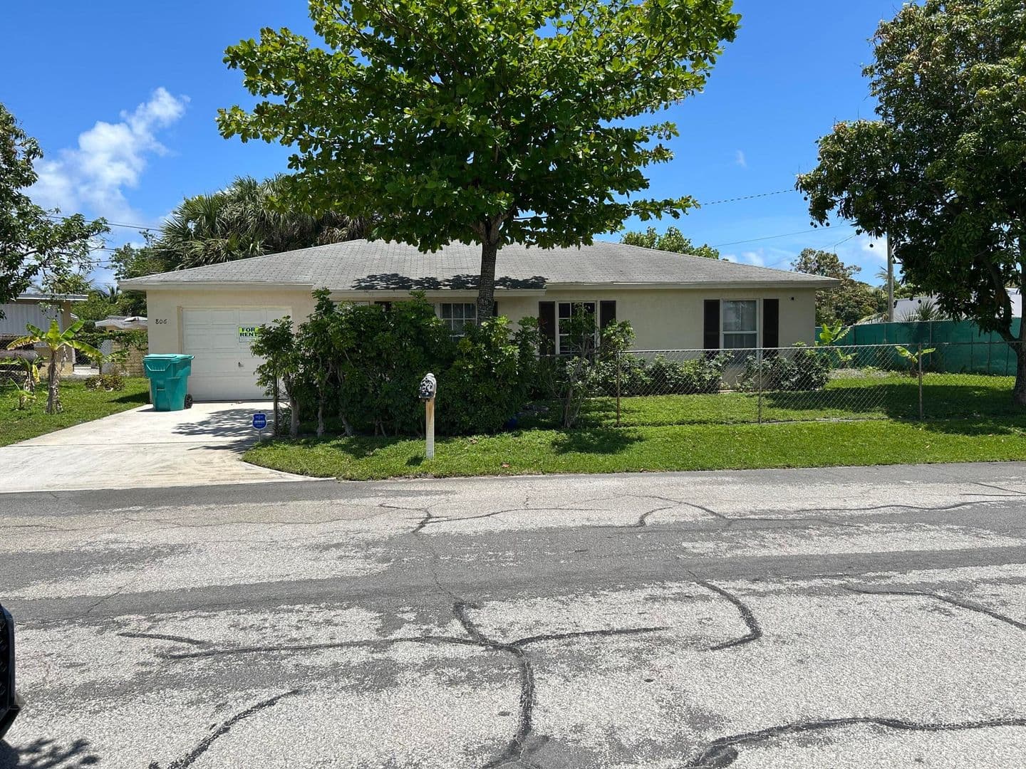 BOYNTON BEACH House: 806 NW 1ST ST