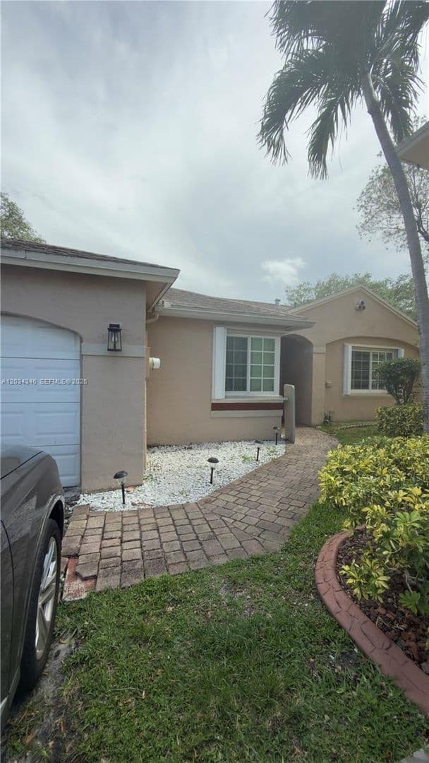PEMBROKE PINES House: 11727 NW 12TH ST #11727