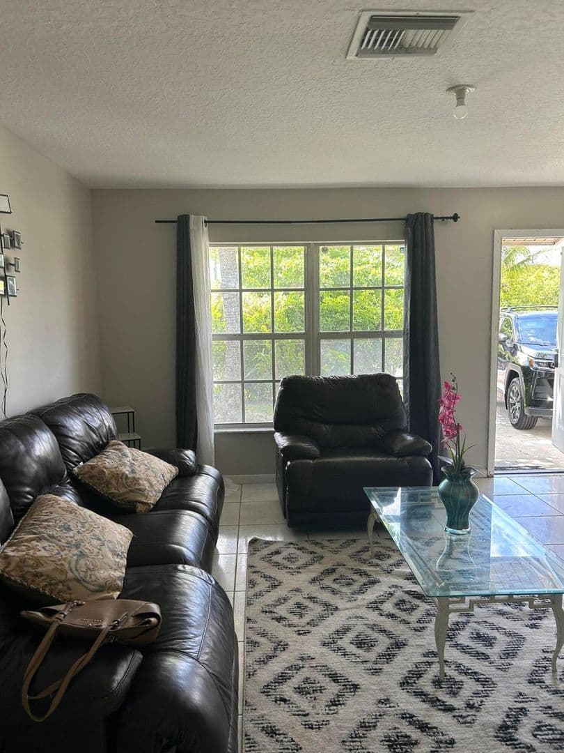 BOYNTON BEACH House: 806 NW 1ST ST