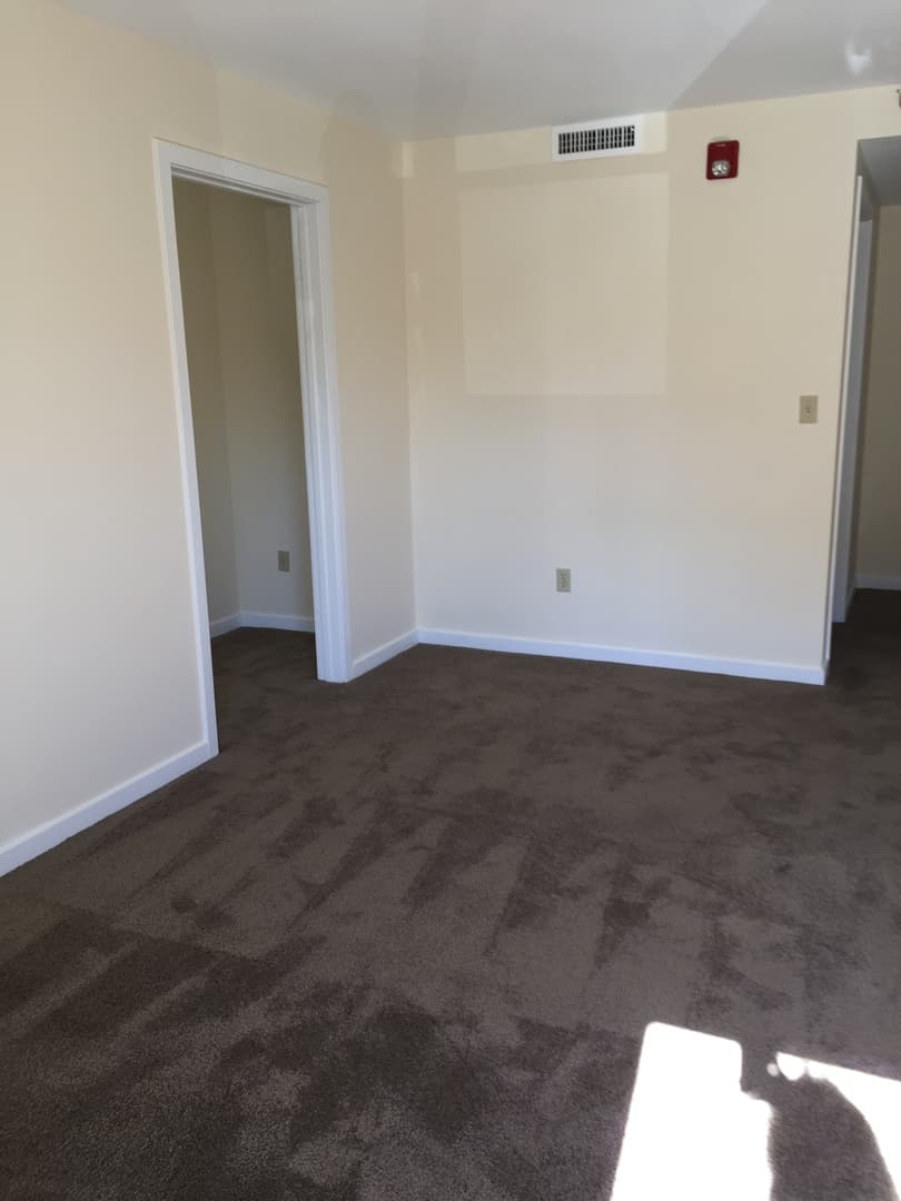 Hamden Apartment: 2 Skiff Street