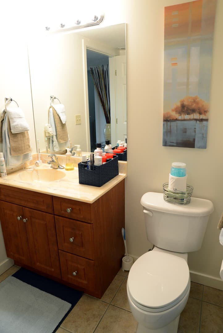 Hamden Apartment: 2 Skiff Street