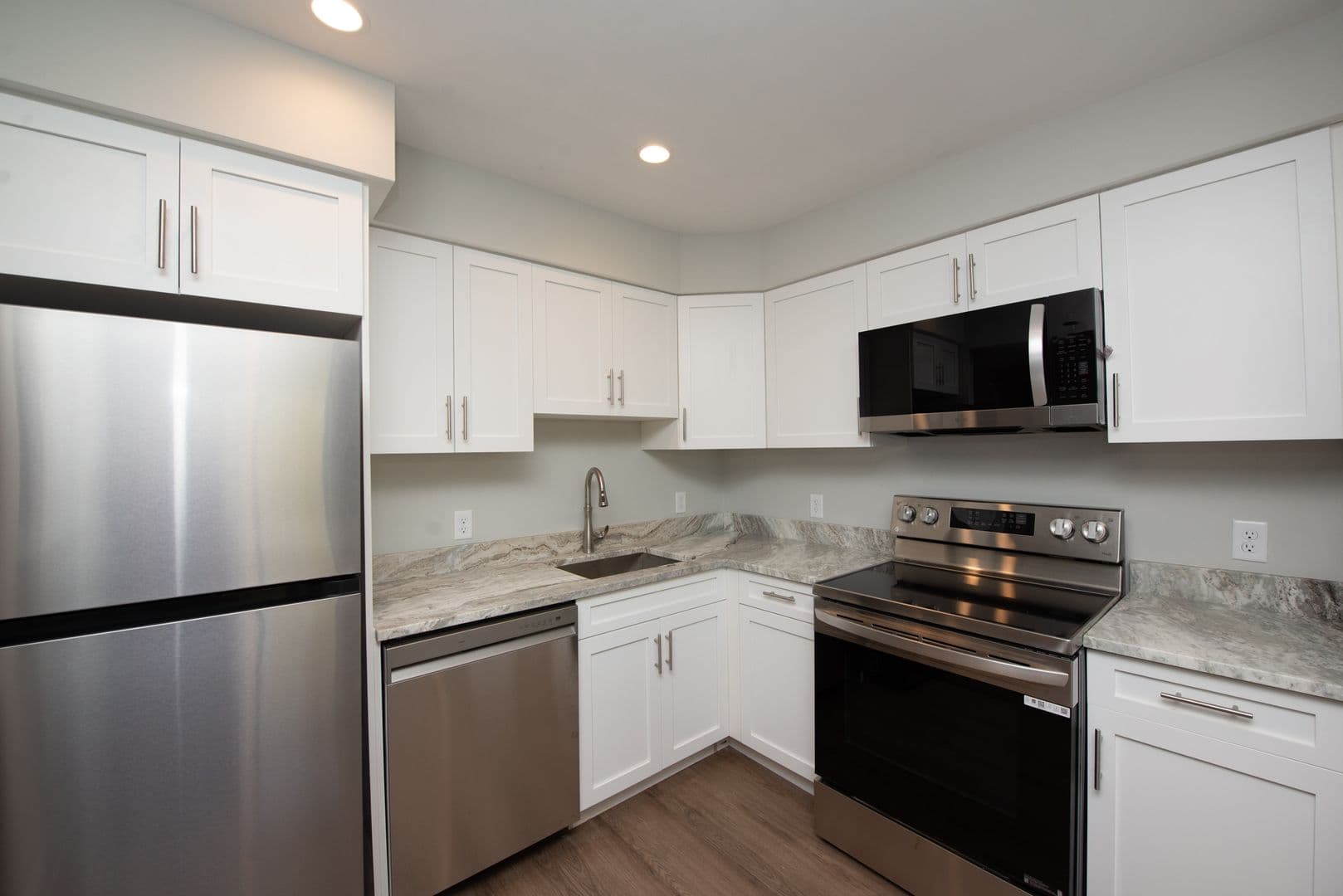 Hamden Apartment: 925 Mix Ave