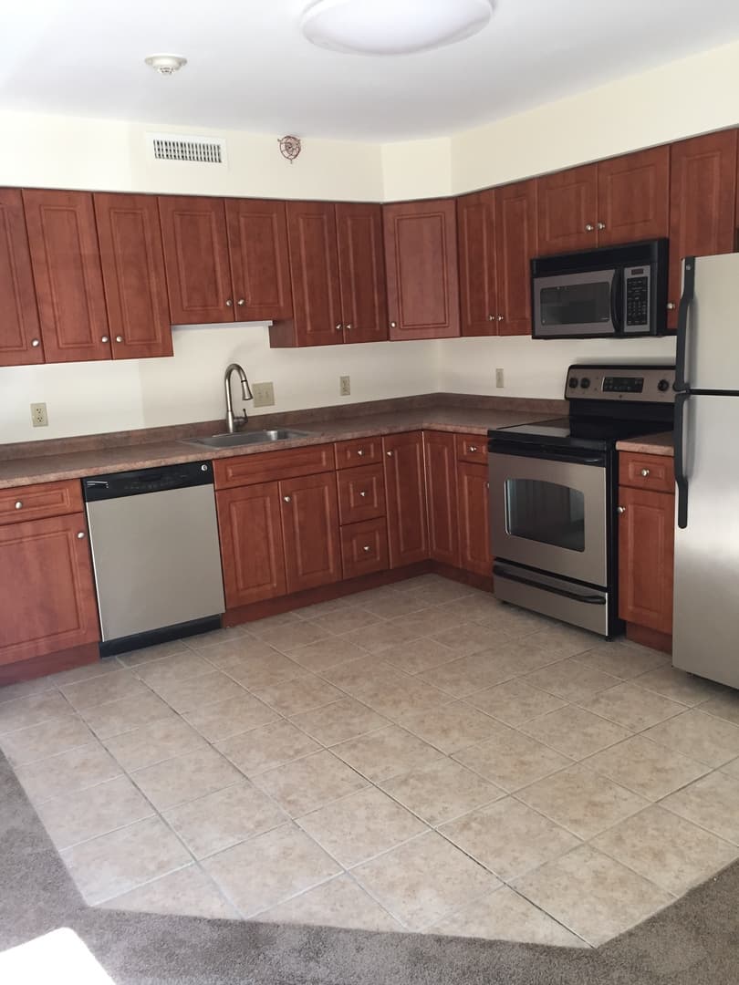 Hamden Apartment: 2 Skiff Street