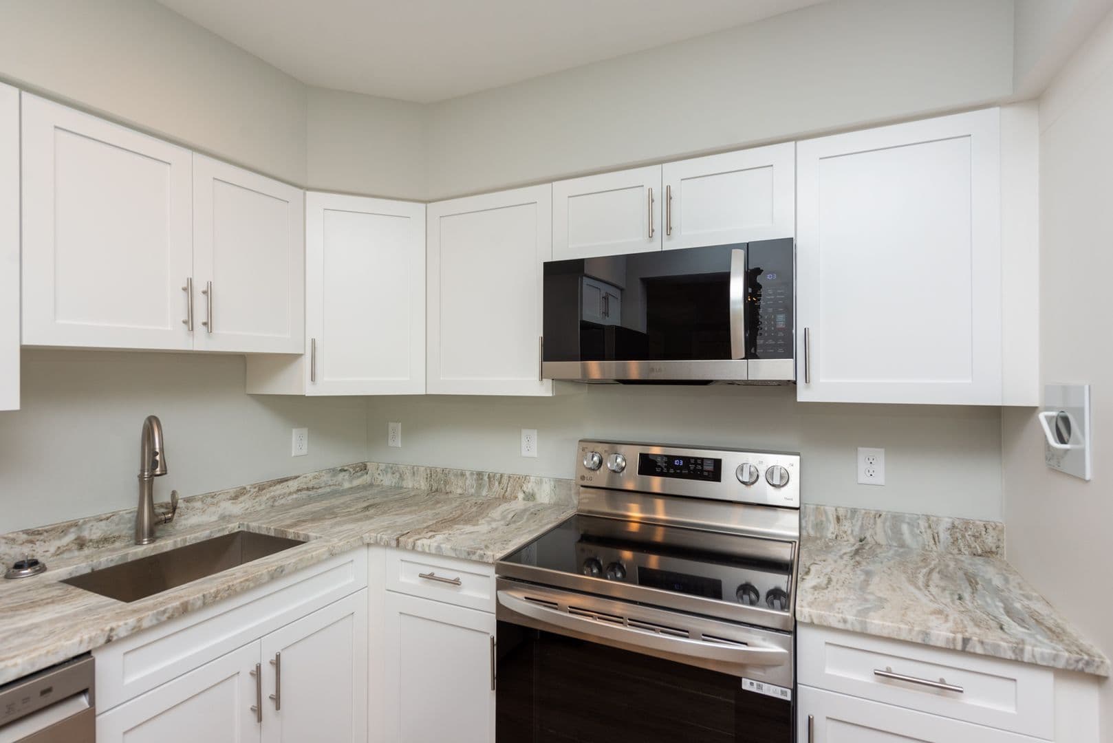 Hamden Apartment: 925 Mix Ave