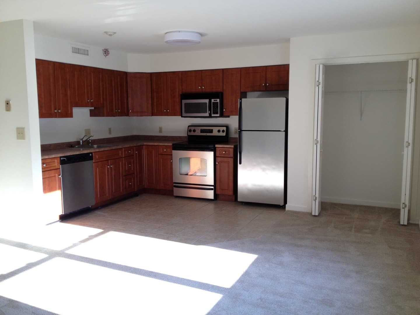 Hamden Apartment: 2 Skiff Street