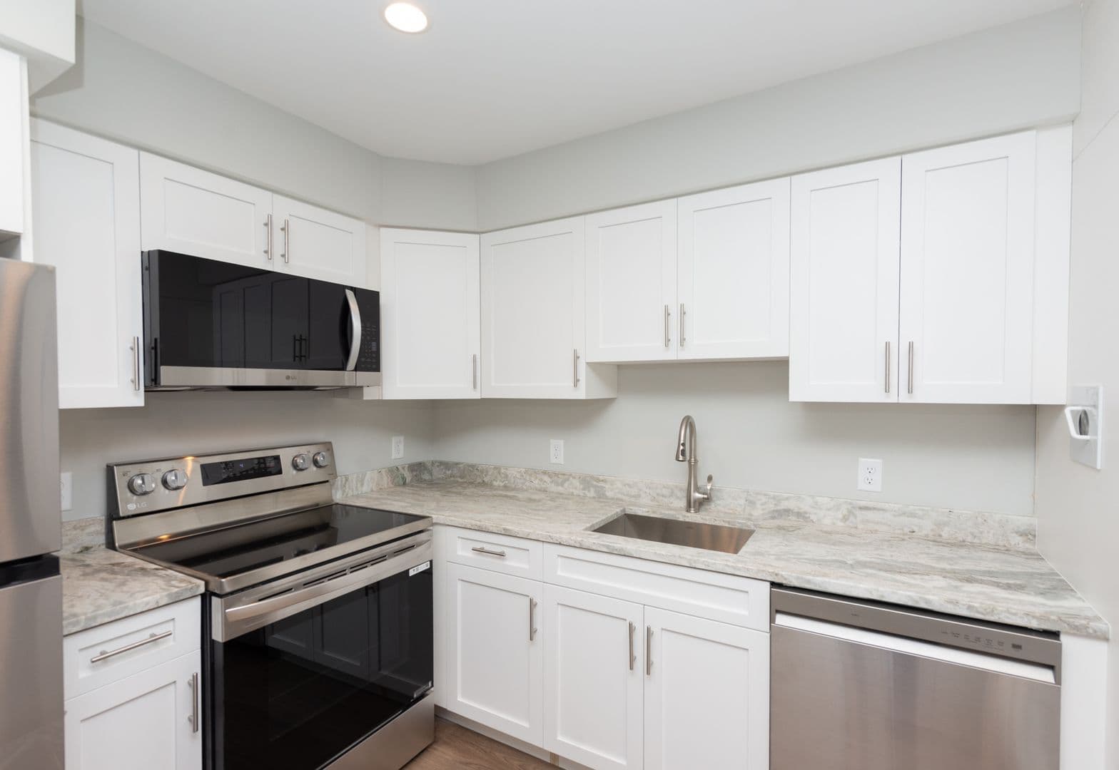 Hamden Apartment: 925 Mix Ave