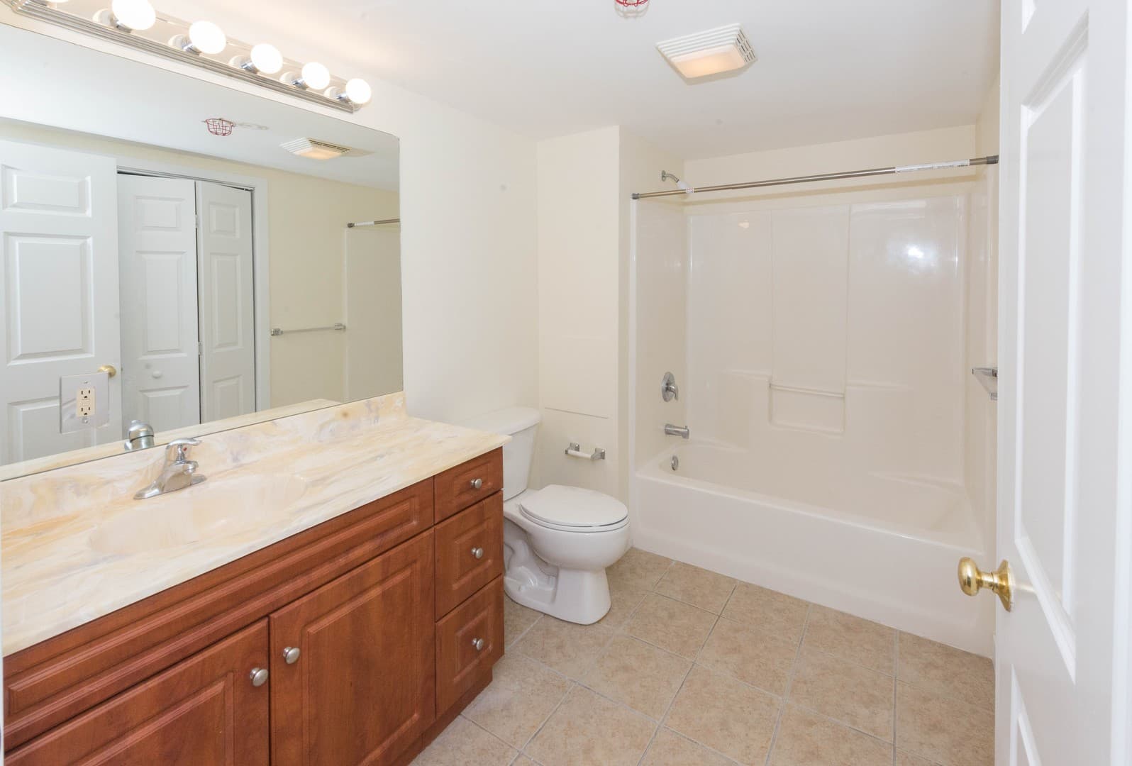 Hamden Apartment: 2 Skiff Street
