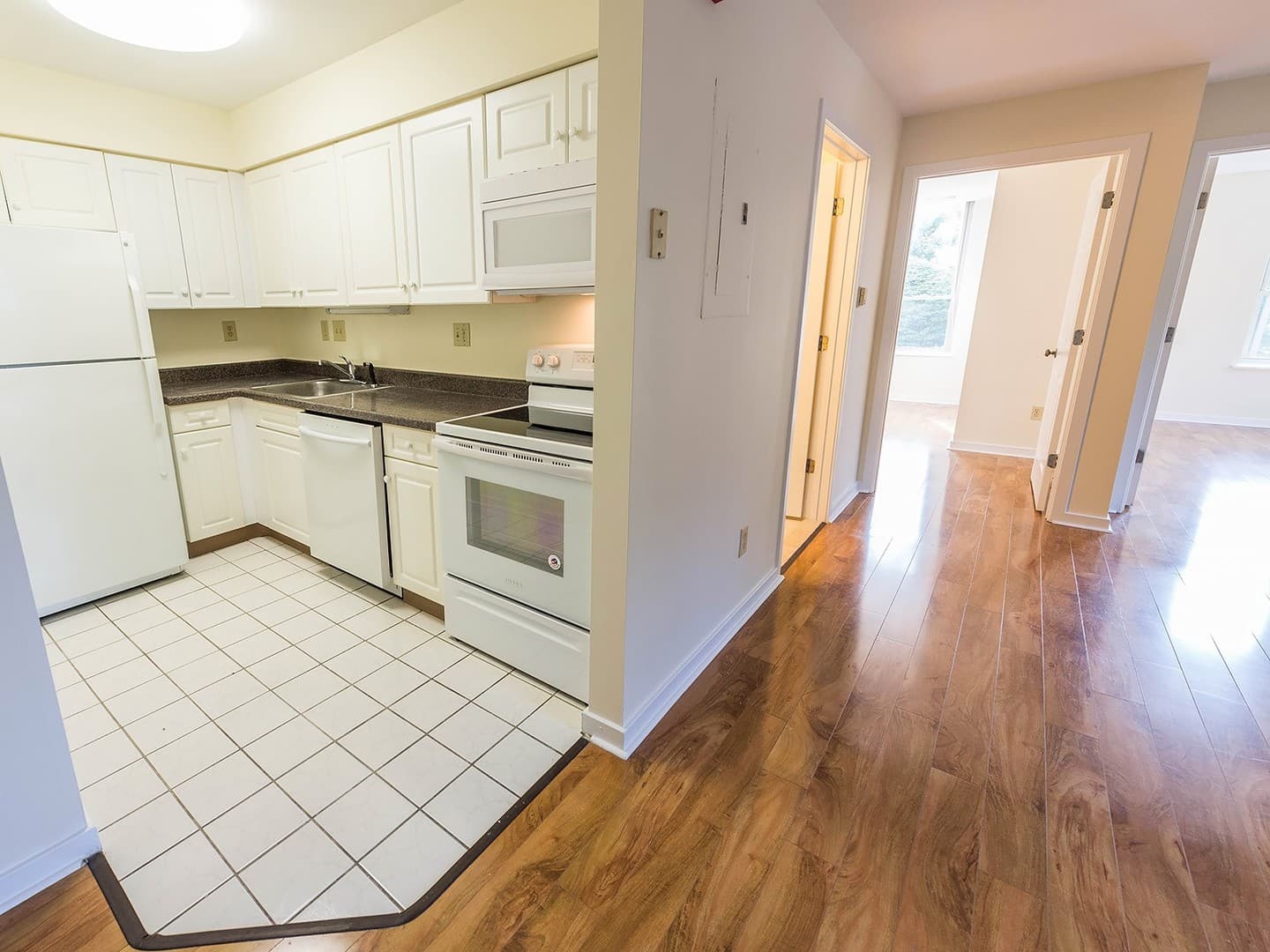Hamden Apartment: 2 Skiff Street