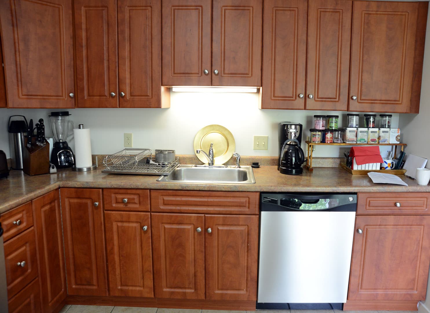 Hamden Apartment: 2 Skiff Street