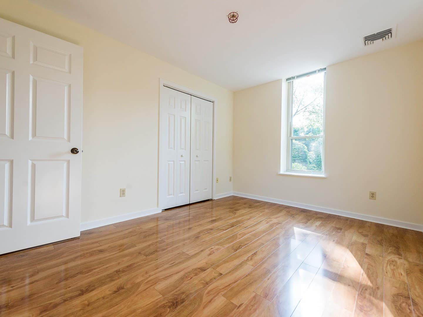 Hamden Apartment: 2 Skiff Street