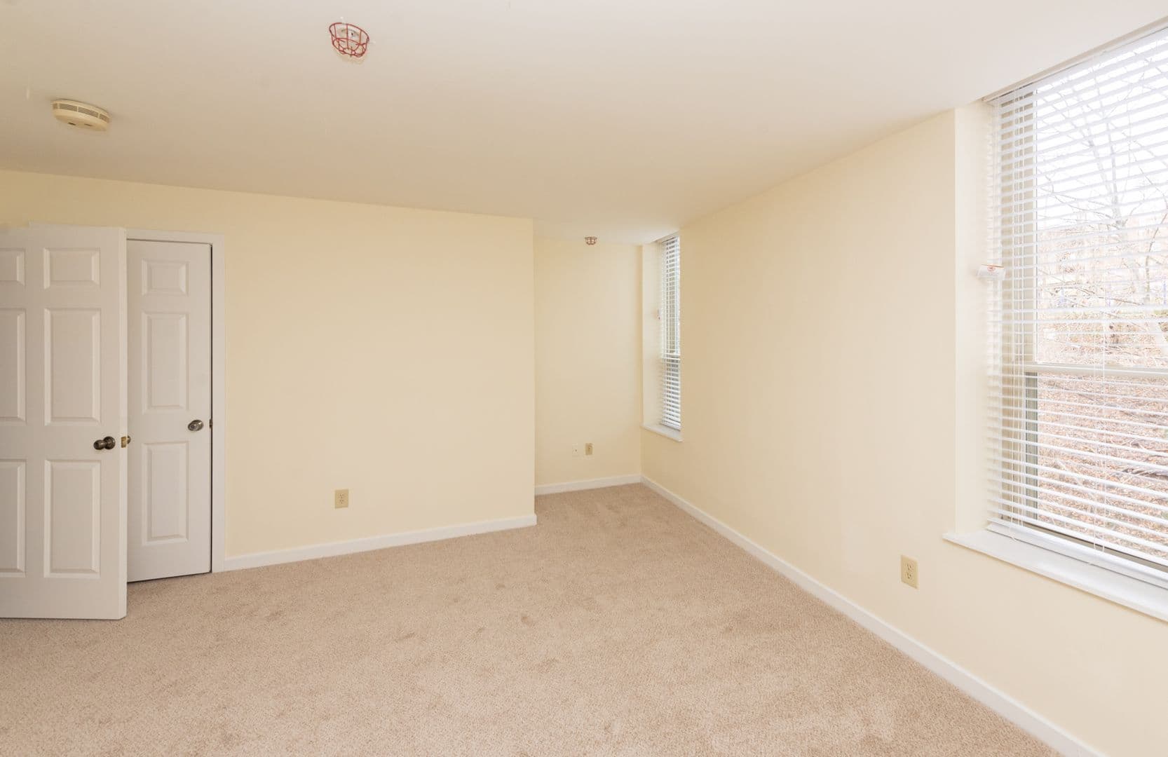Hamden Apartment: 2 Skiff Street