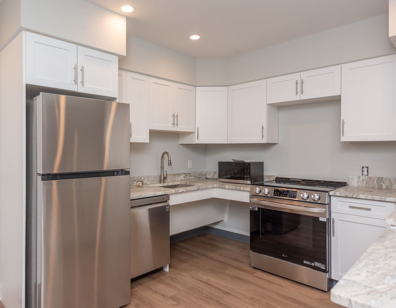 Hamden Apartment: 925 Mix Ave