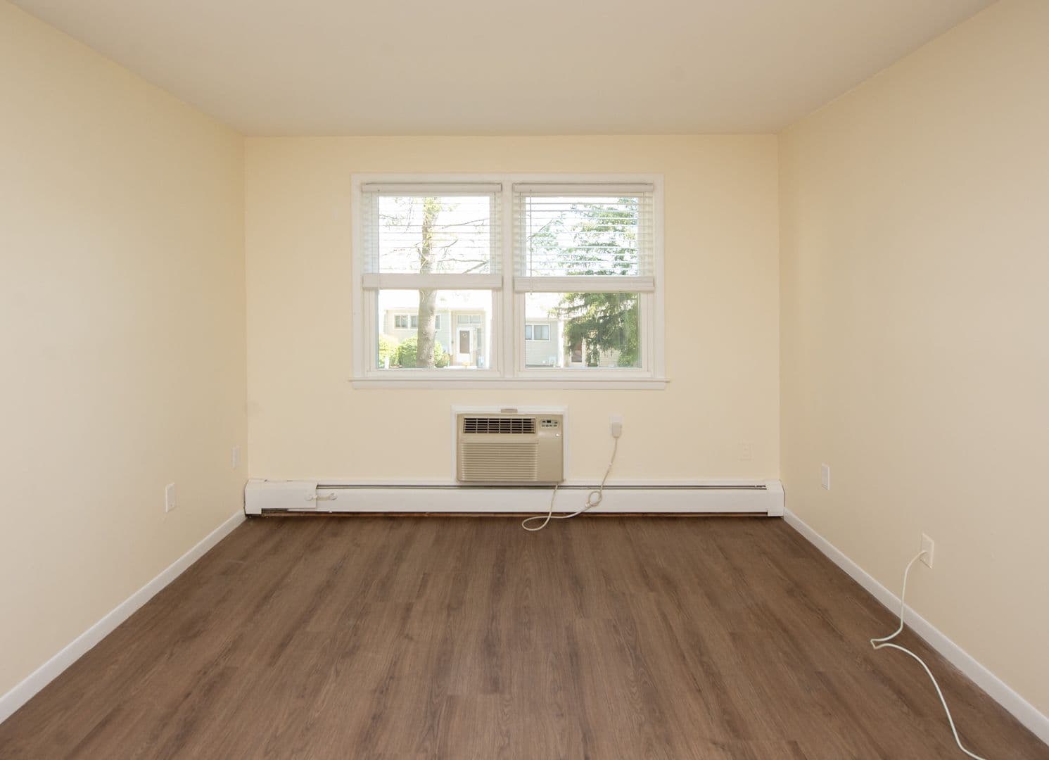 Hamden Apartment: 905 Mix Avenue