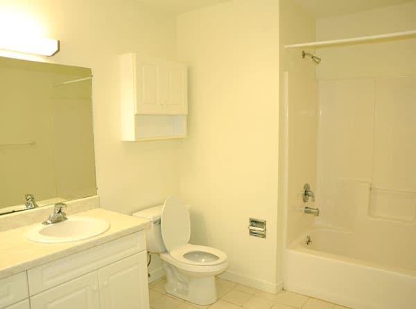 Hamden Apartment: 2 Skiff Street