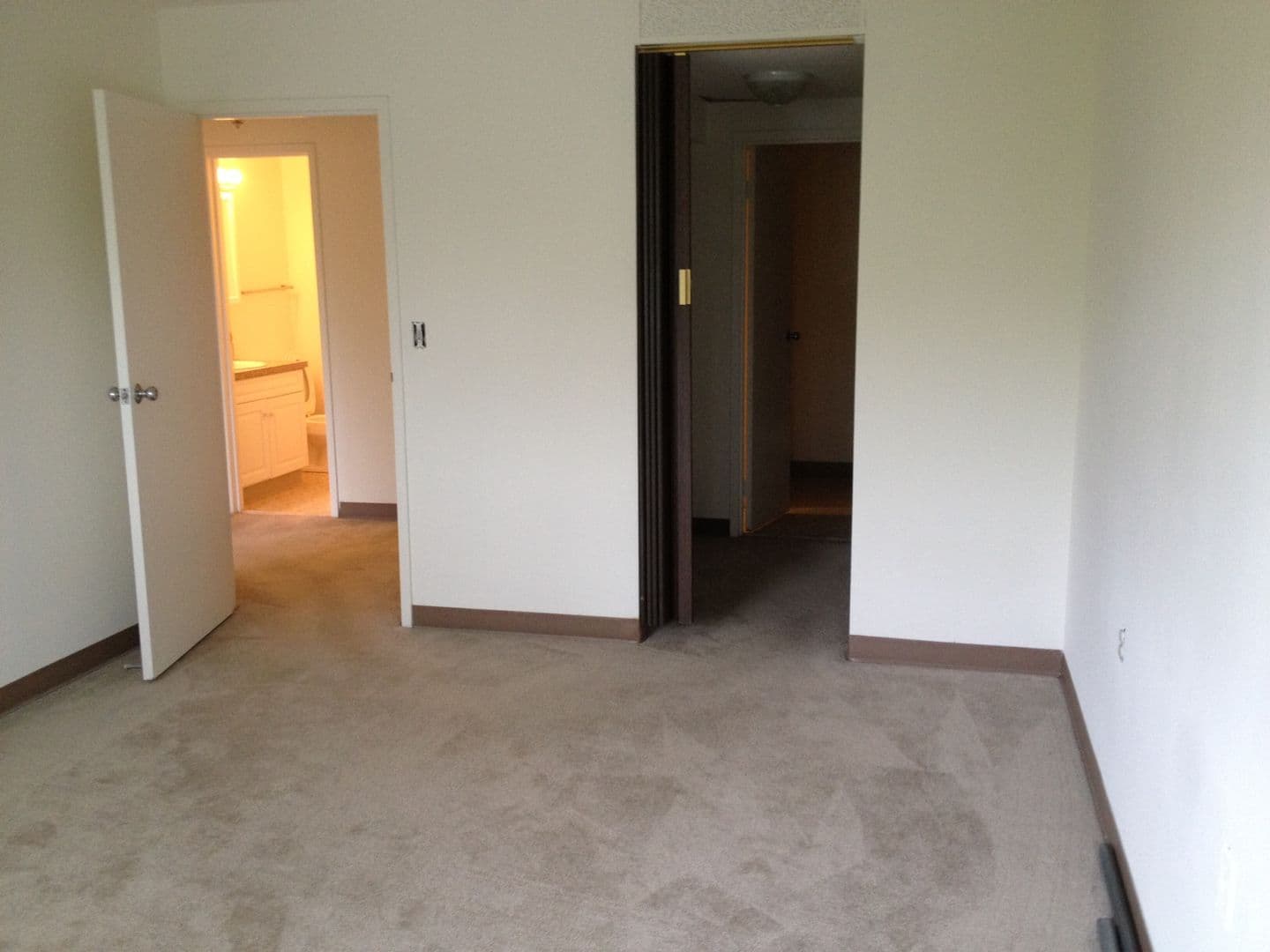Hamden Apartment: 2405 Whitney Avenue