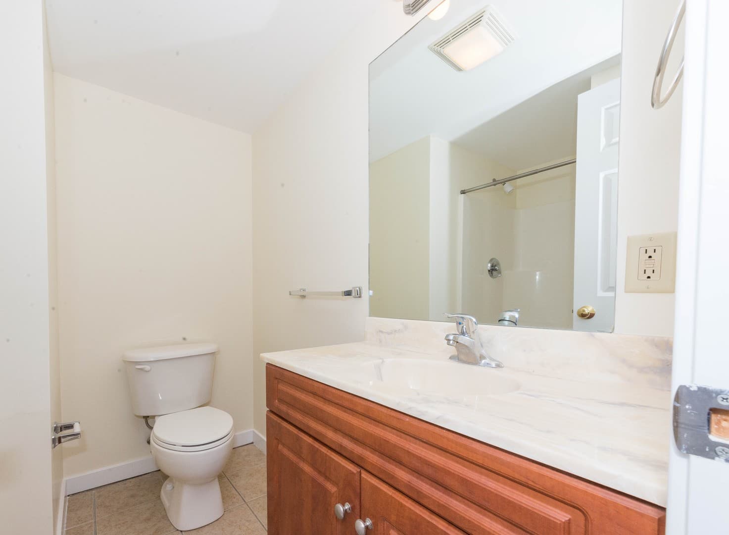 Hamden Apartment: 2 Skiff Street