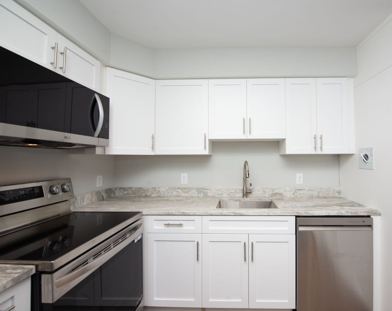Hamden Apartment: 925 Mix Ave