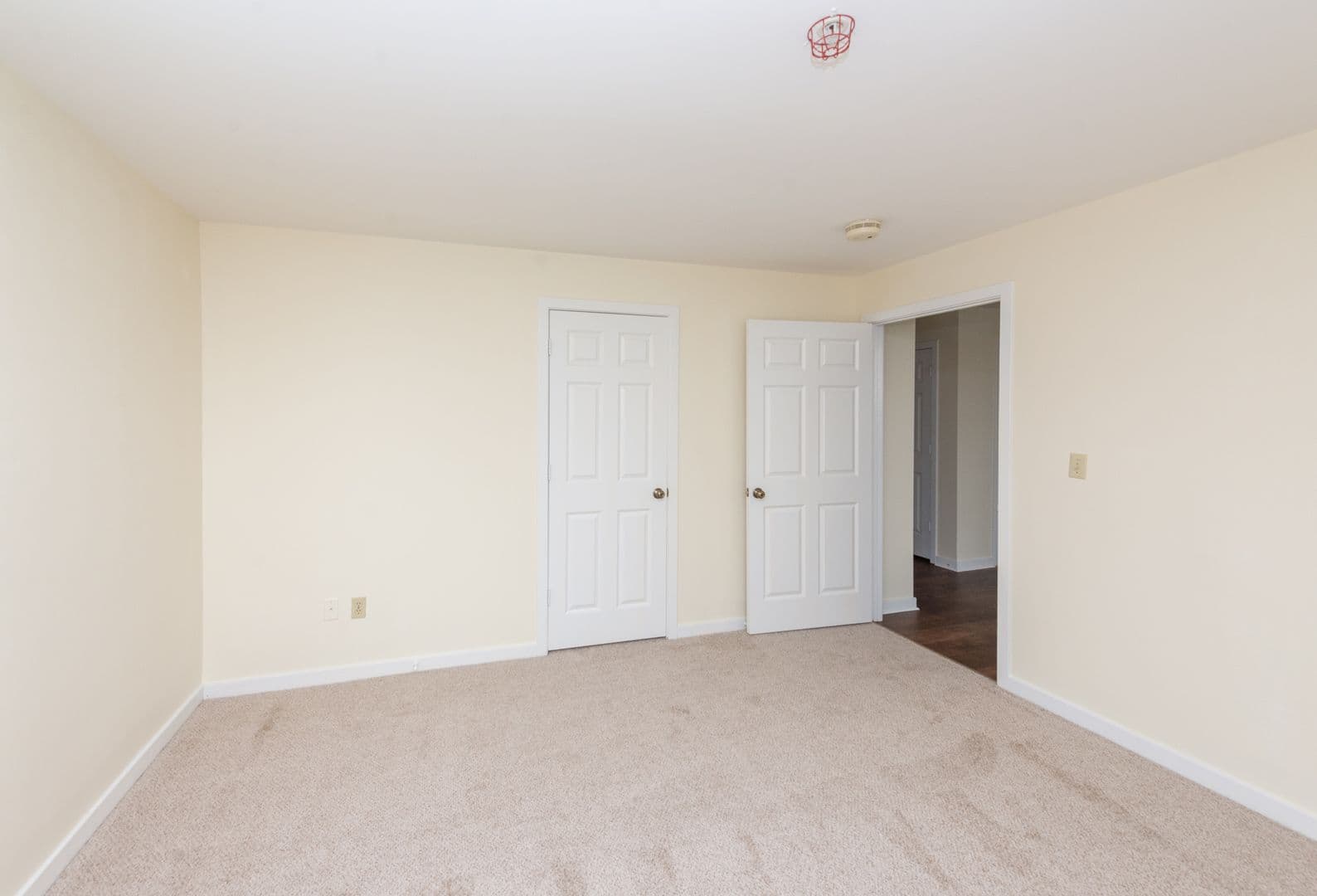 Hamden Apartment: 2 Skiff Street