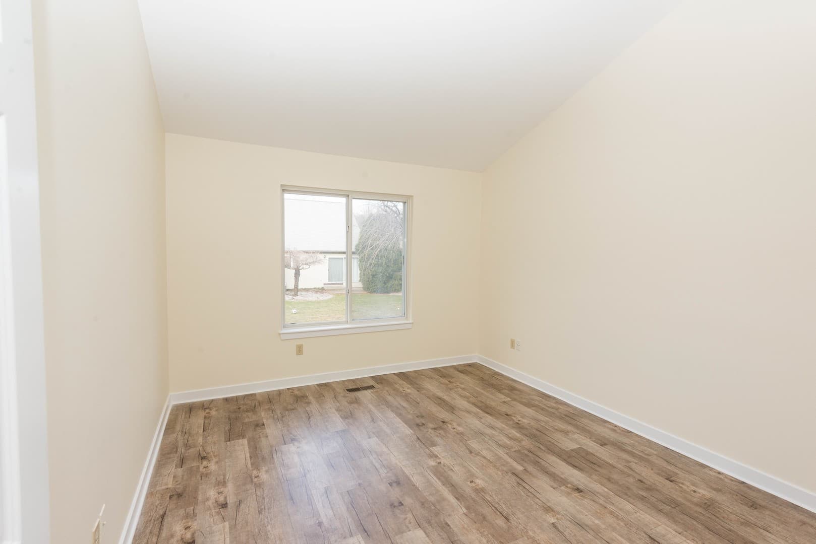 North Haven Apartment: 1298 Hartford Turnpike