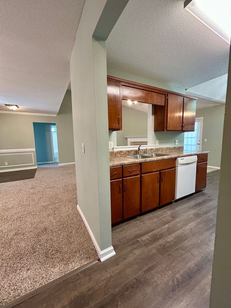 Savannah House: 6 Fontenot Ct