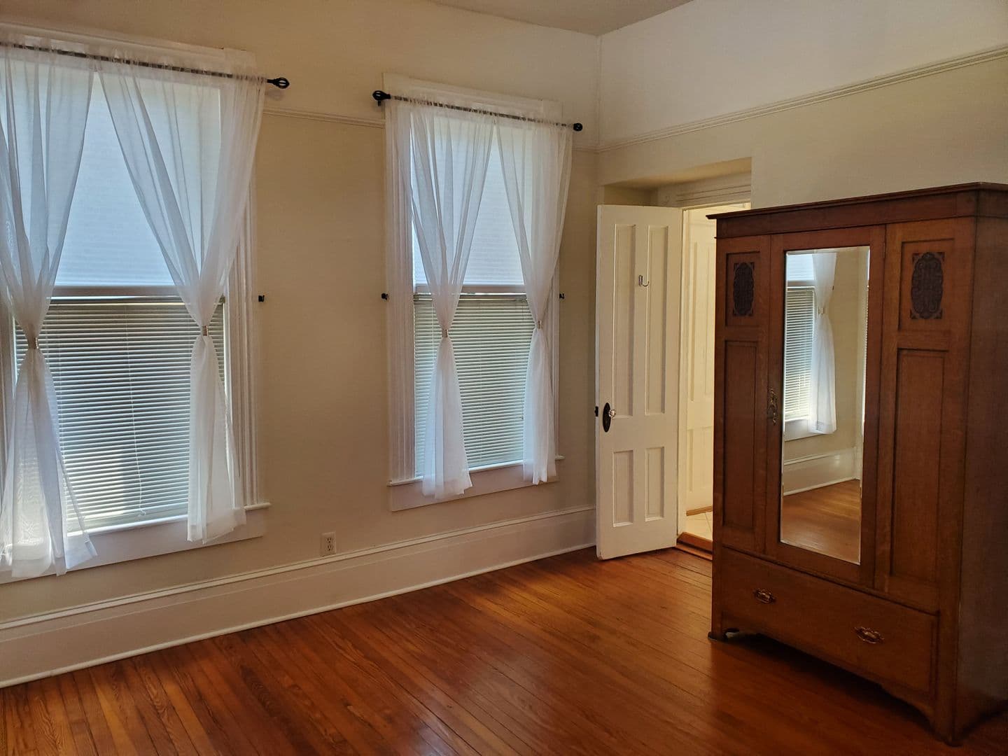 Savannah House: 2402 Lincoln Street