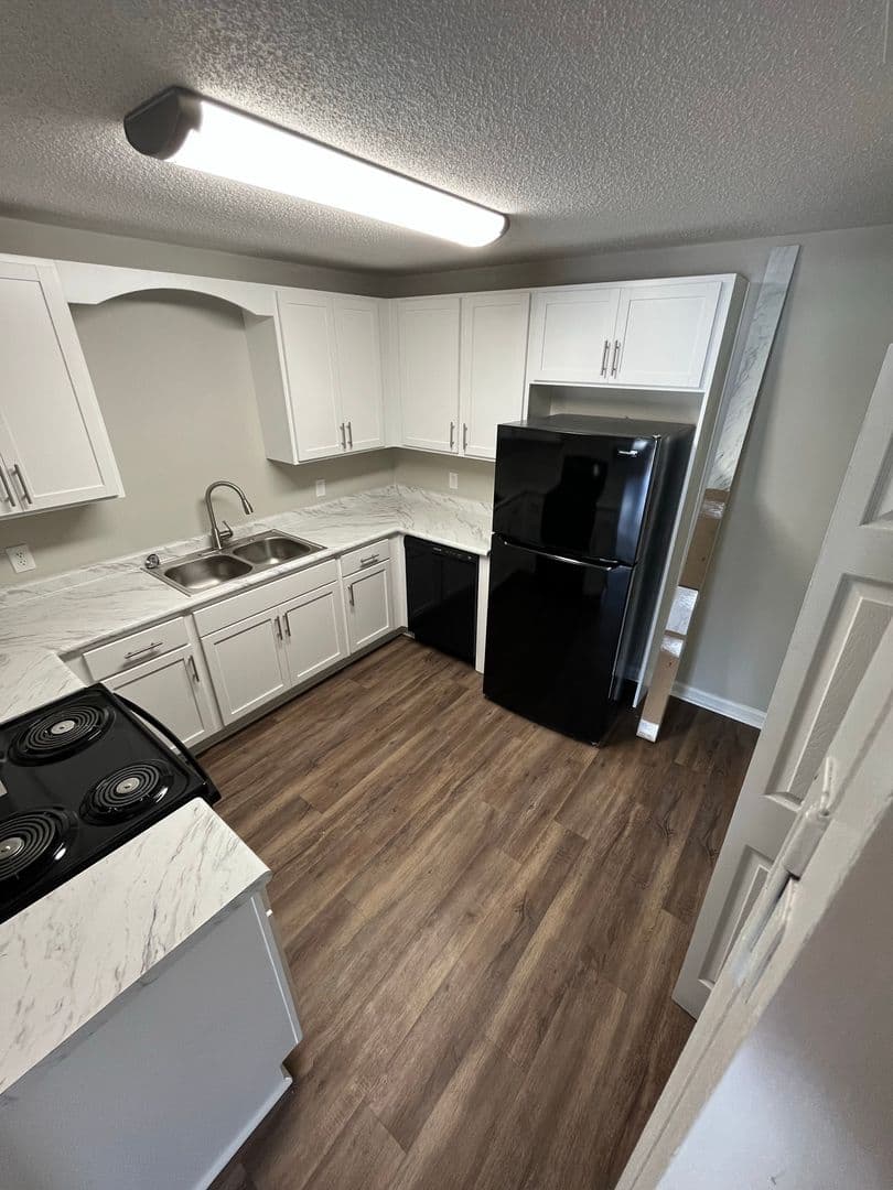 Springfield Apartment: 807 Ash Street Ext