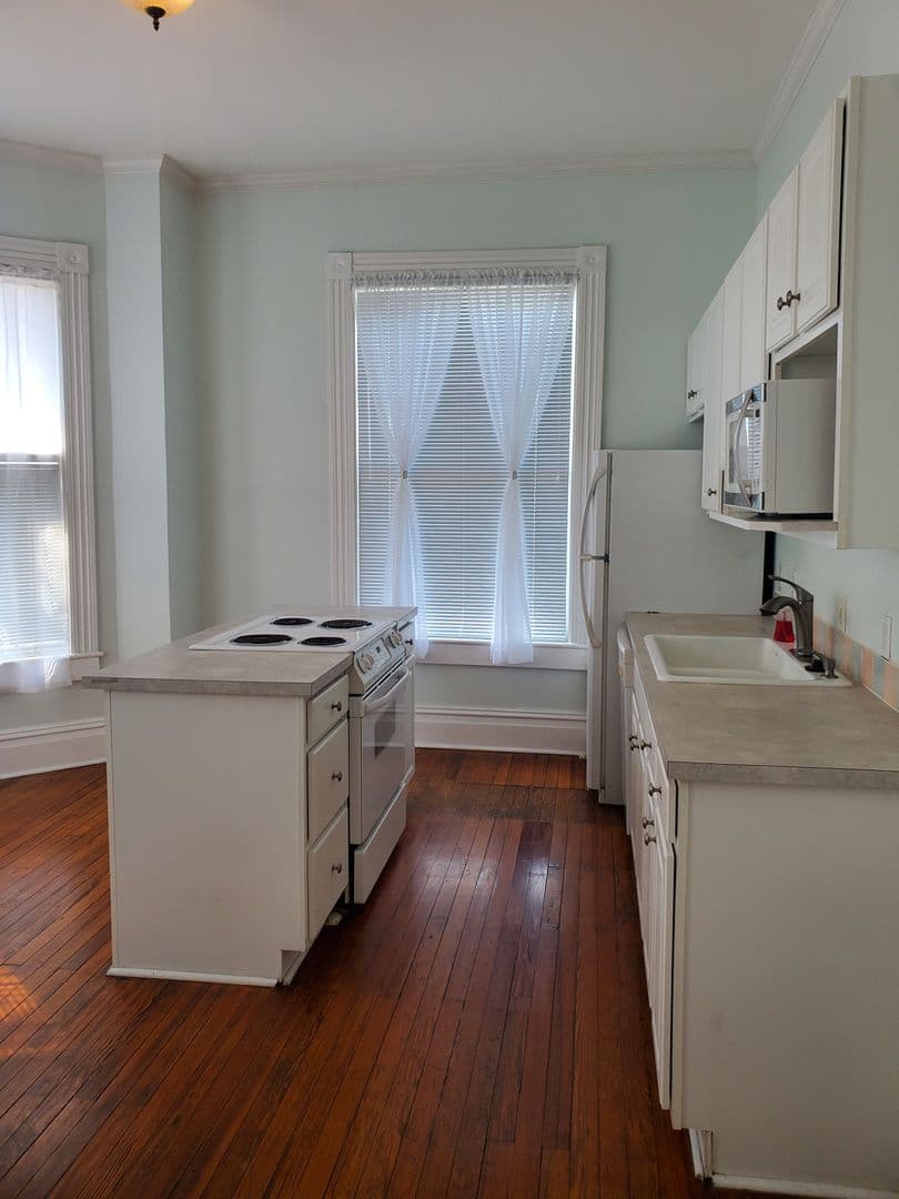 Savannah House: 2402 Lincoln Street